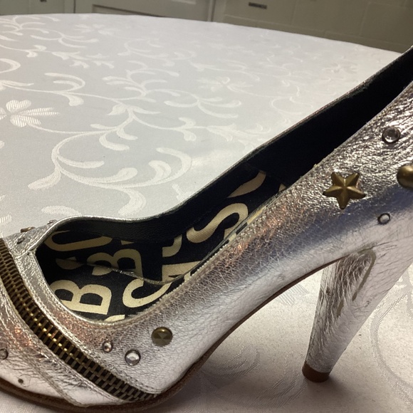 Marc Jacobs  SILVER. Peep Toe Heels size 5 STUDDED.  TOO  SZ 5 - Picture 5 of 13